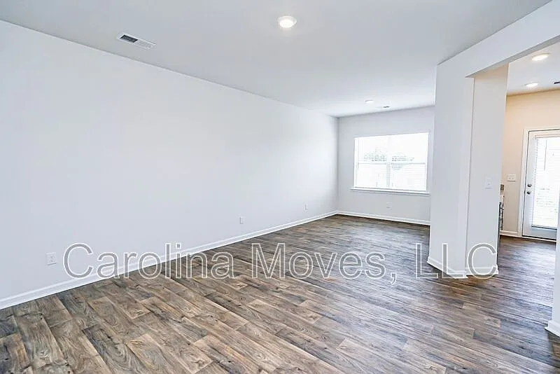 3 bed, 2.5 bath, 1482 sqft, $1,654 — Photo 2