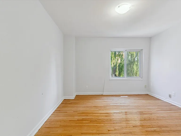 1560 Bloor St — Photo 7