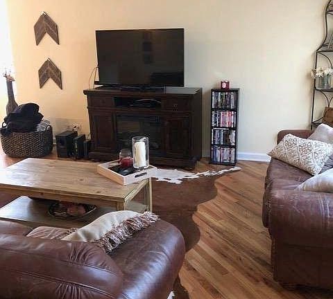 3rd image of 1549 W Barry Ave #1