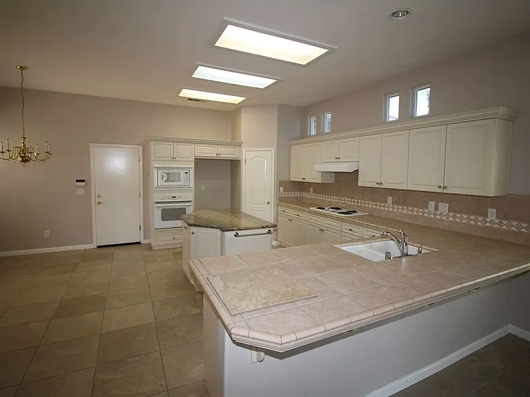 795 Heritage Ave — Photo 4