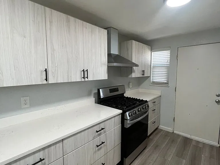 Beautifully Renovated 2 bedroom in Aurora! Right on the park and close to Stanley Marketplace! — Photo 5