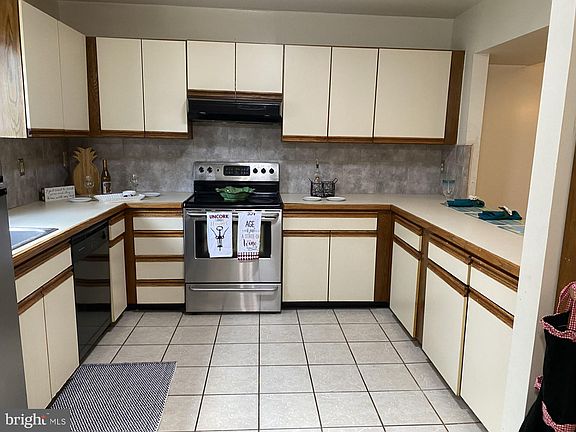 3rd image of 13 Glyndale Ct