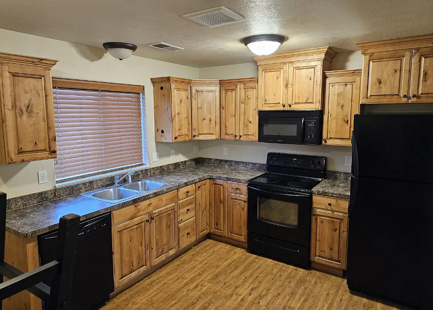 2 Bed 1 Bath Townhome With Covered Parking In Ammon - City Utilities Included — Photo 3