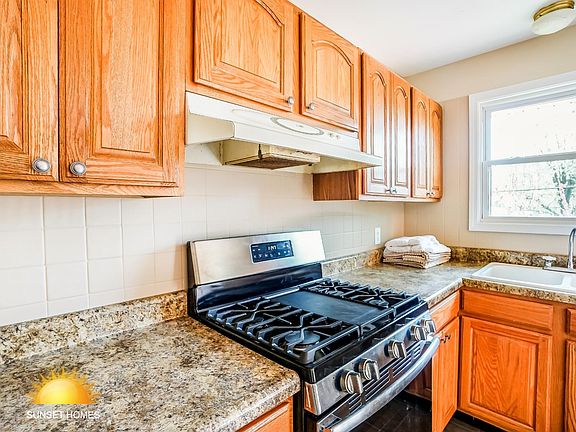 4th image of 2554 Shorewood Dr