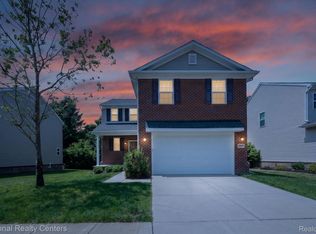 59697 Twin Pines Dr, New Hudson, MI 48165