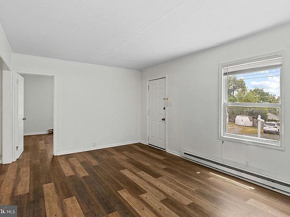 5th image of 728 Jackson St