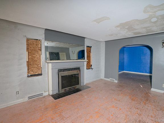 4th image of 18712 Waltham St