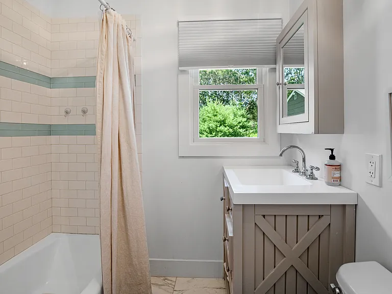 75 Tyrone Dr — Photo 17