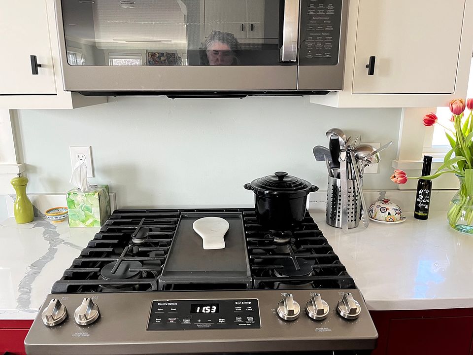 Gas range and oven with grill