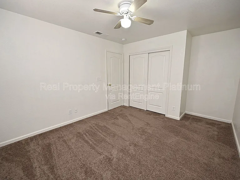 2233 E Christopher Dr — Photo 13