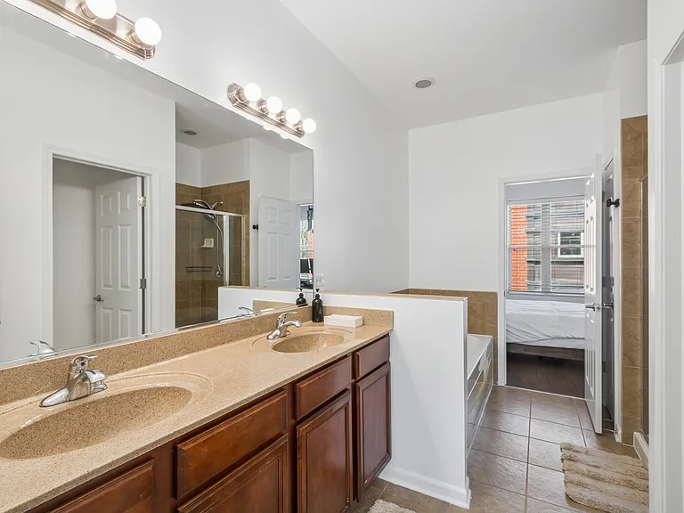 2504 S Calumet Ave — Photo 10