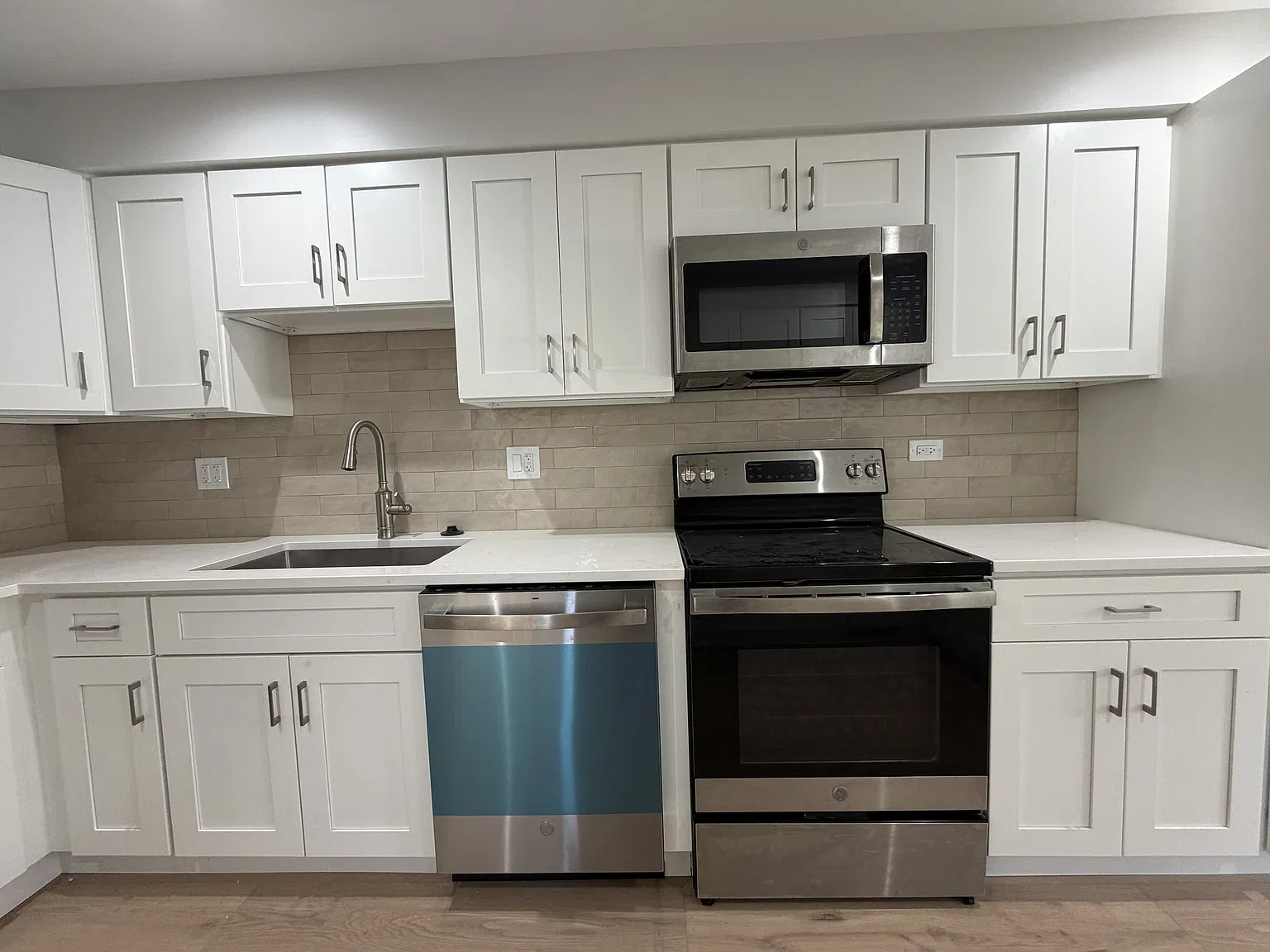 212 Walker Dr — Photo 1