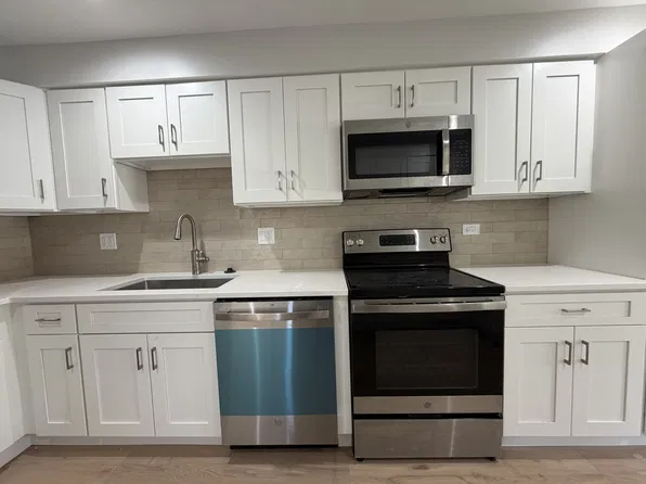 212 Walker Dr, Bolingbrook, IL 60440