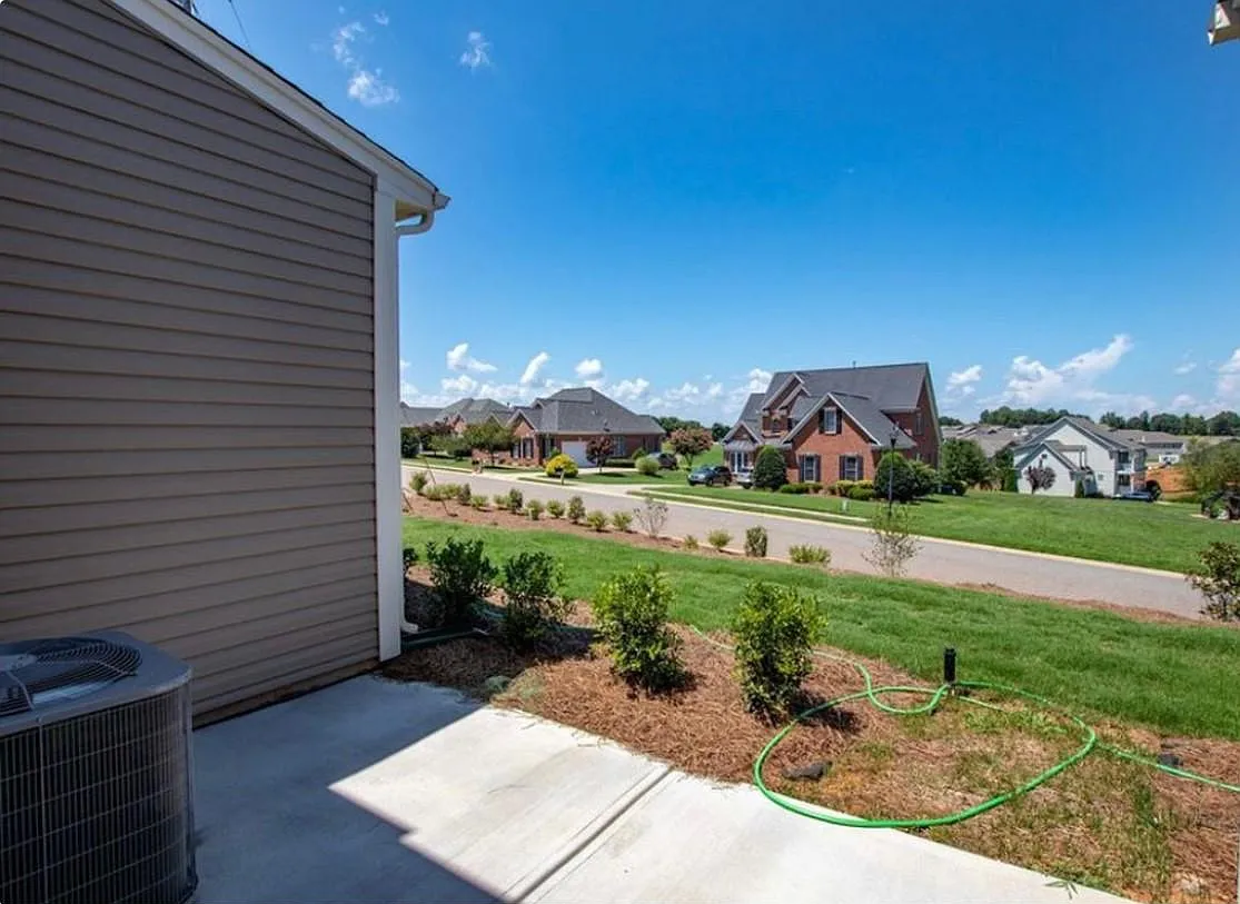 106 Brookshire Ln — Photo 2