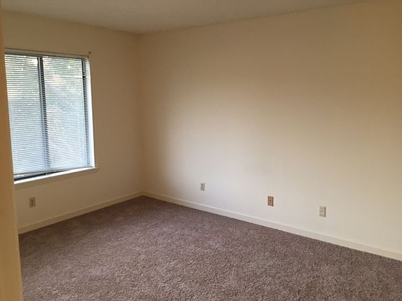 3rd image of 415 Laurel Ave W APT F