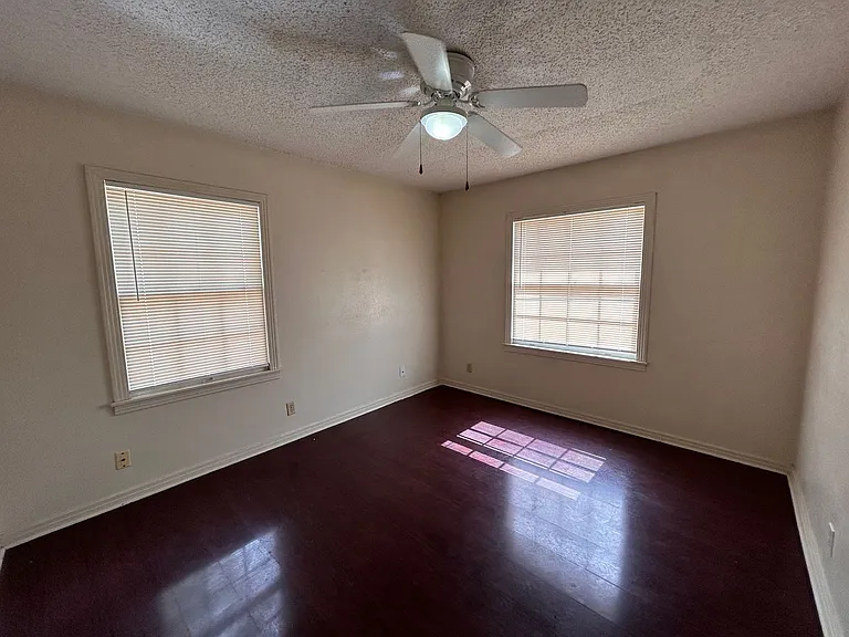 1601 Elkins Ave — Photo 6