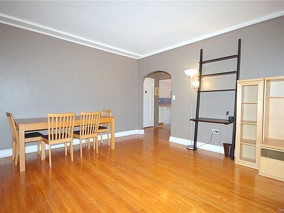5th image of 423 Larchmont Acres APT D