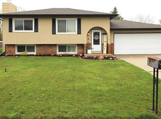 110 Applewood Dr, Norfolk, NE 68701