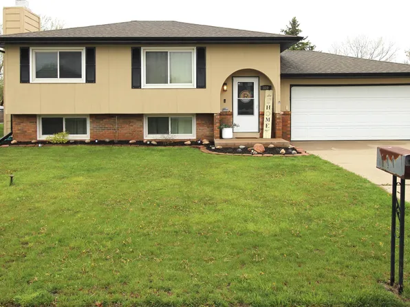110 Applewood Dr, Norfolk, NE 68701