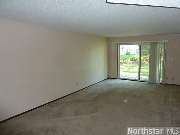 4th image of 132 Demont Ave E APT 135