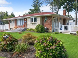 74 Hedgerow Ln, Commack, NY 11725