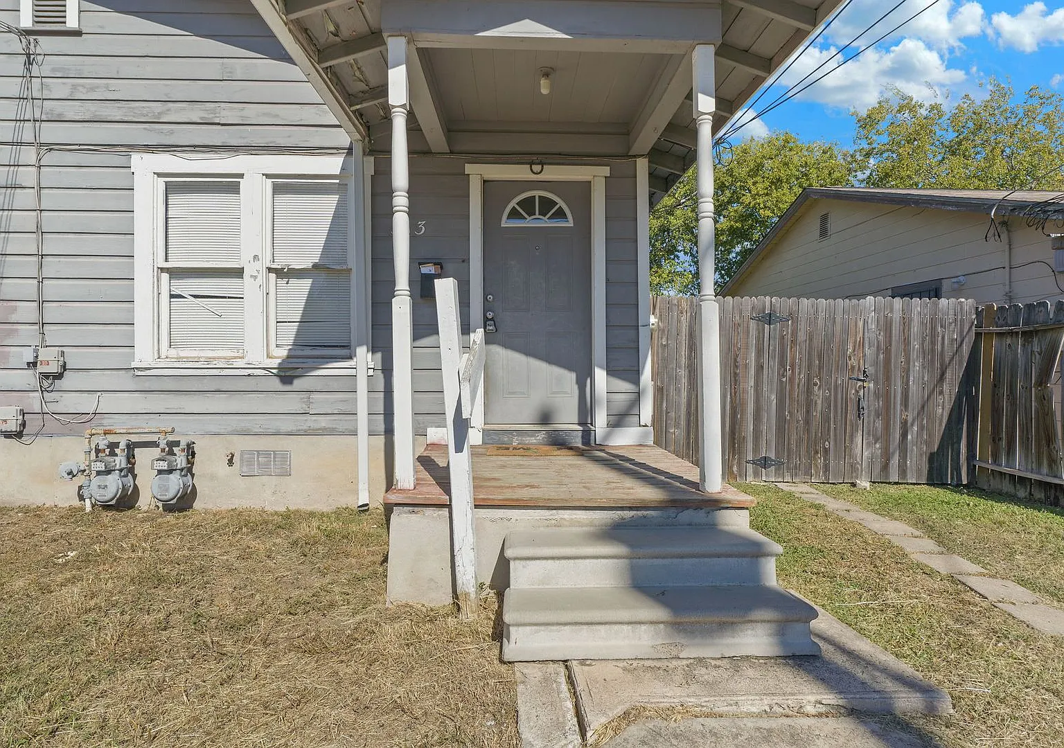 1 Bedroom/1 Bath Olmos Subdivision — Photo 2