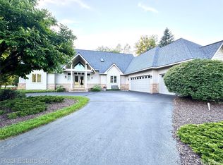716 Bristol Ln, Clarkston, MI 48348