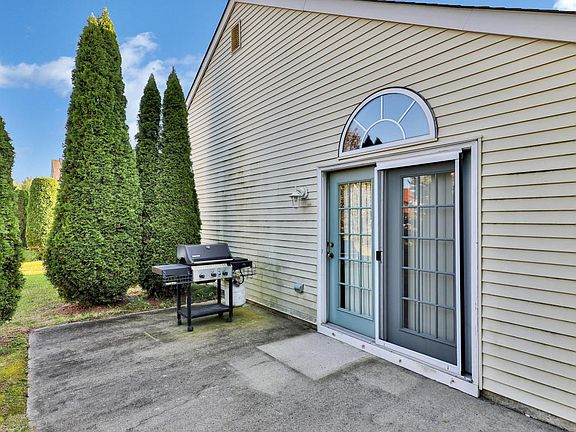 3rd image of 3 Schoolhouse Ln