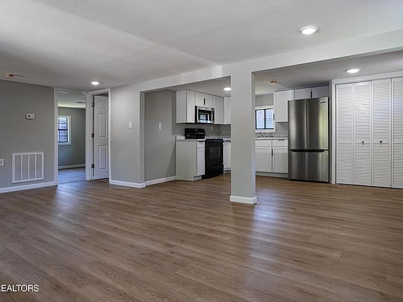 3rd image of 133 Wellington Cir