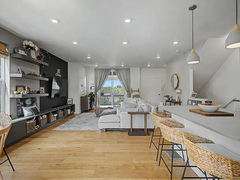 570 W Amherst Ave — Photo 10
