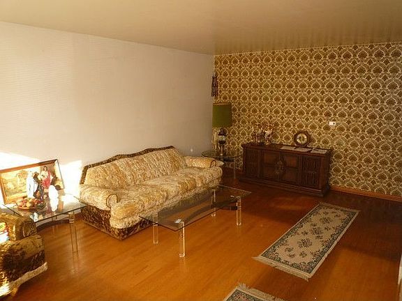 3rd image of 2543 Oak St