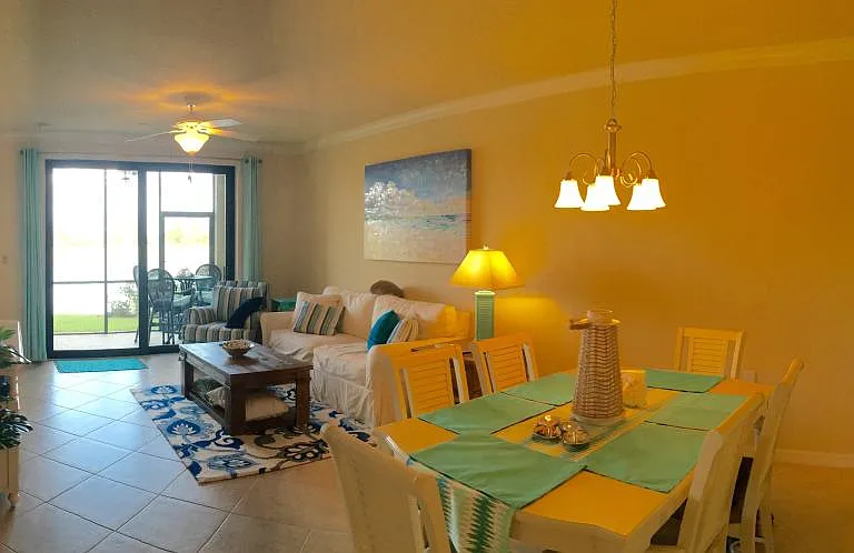 Beautiful Condo New in 2015.
