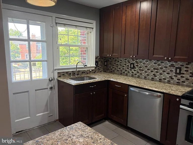 1543 Cottage Ln — Photo 19