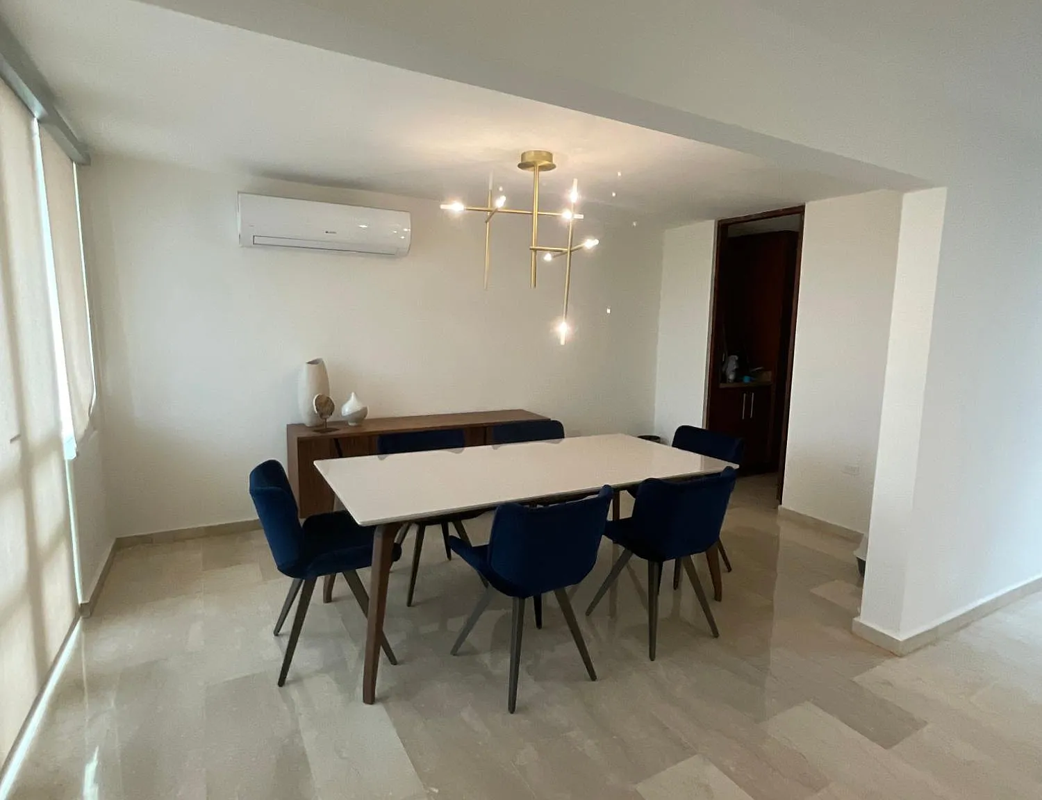 4 bed, 2.5 bath, 2000 sqft, $4,200 — Photo 3