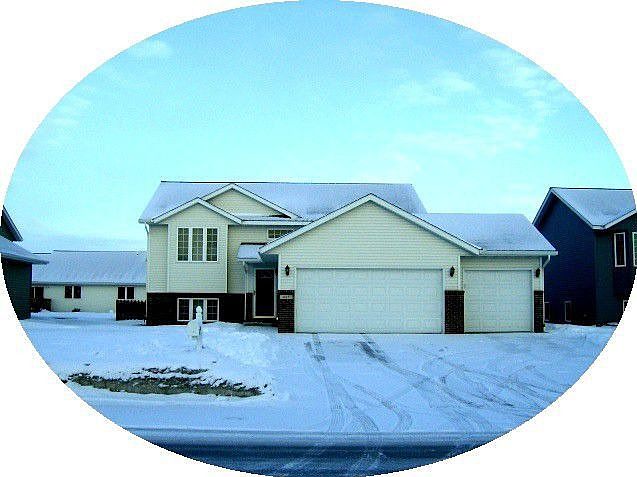Seamless Steel Siding-Brick Facia-Fenced Back Yard-Triple Heated Garage !!