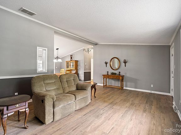 4th image of 181 Hickory Creek Dr