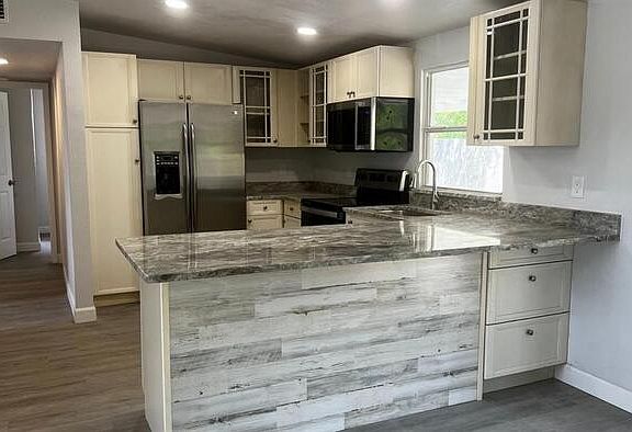 4th image of 6920 W Clifton St