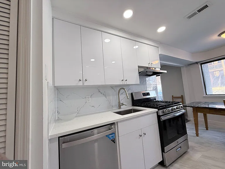 513 Edison Glen Ter — Photo 10