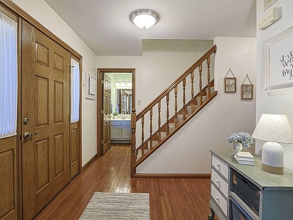 4th image of 8427 Stratford Ct