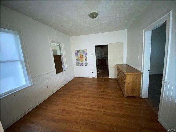 3rd image of 609 Ash St