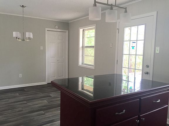 4th image of 228 Hillside Cir