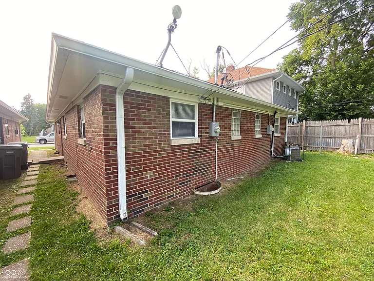 621 N Oxford St — Photo 16