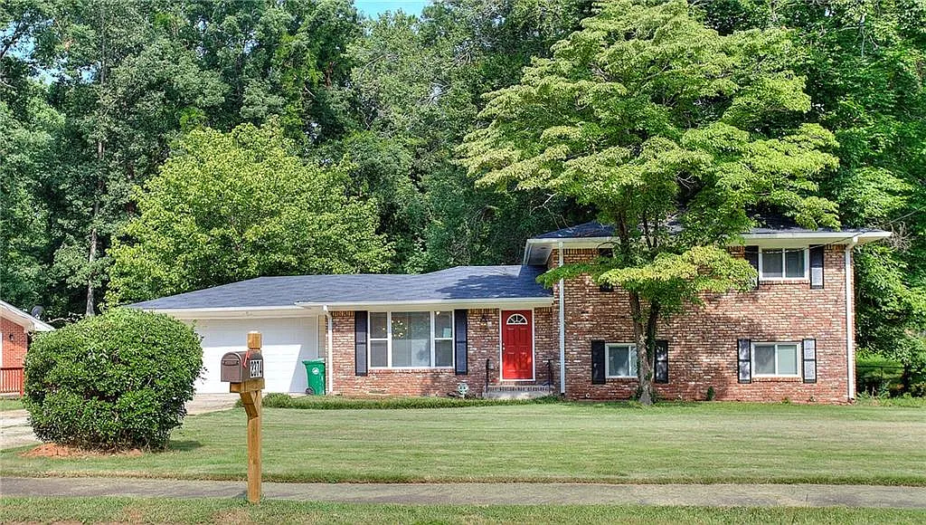 5 bed, 2.5 bath, 2408 sqft, $2,500 — Photo 1