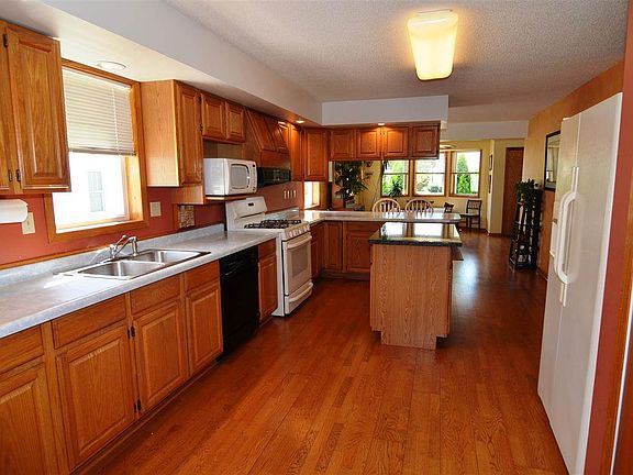 Spacious eat in kitchen