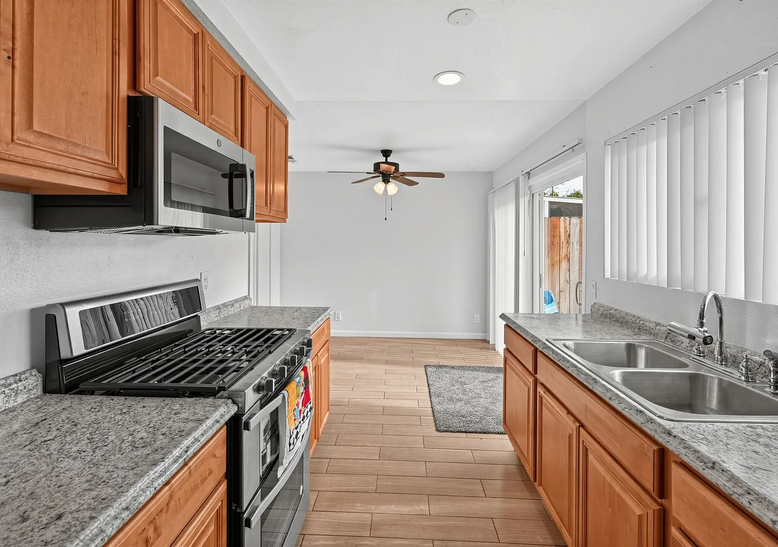 3 Bed / 1.5 Bath Townhome! — Photo 2