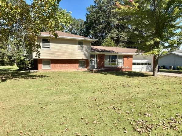 104 W Hawthorne Dr, Effingham, IL 62401