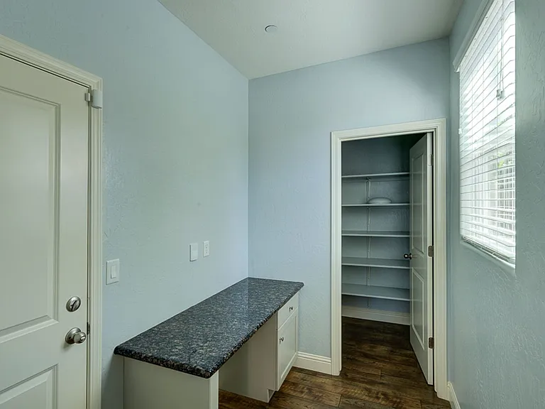 1148 Cordova Ave — Photo 6