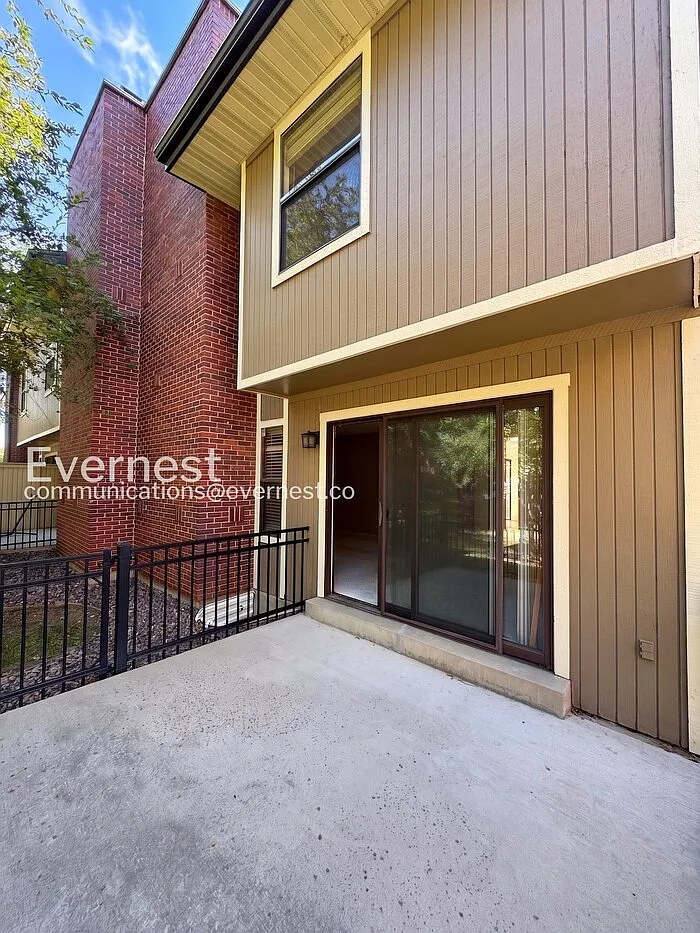 3 bed, 3.5 bath, 2200 sqft, $2,995 — Photo 2