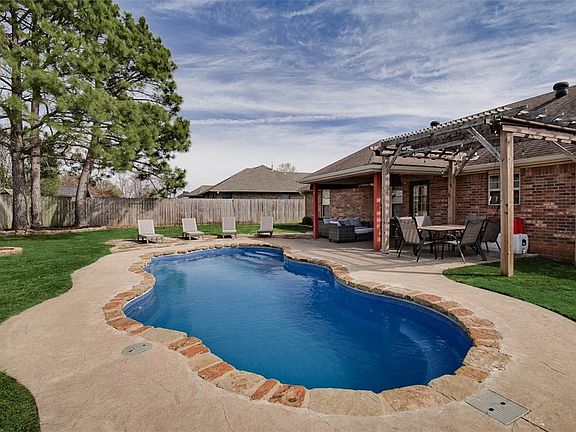 3rd image of 326 Ridgemont Ave