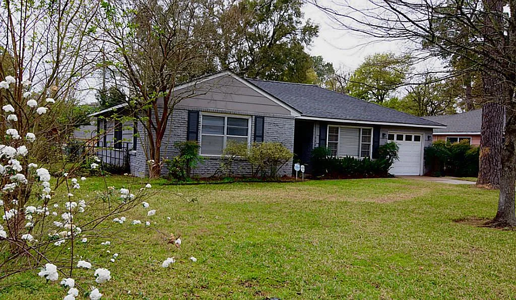 3 bed, 1.5 bath, 1304 sqft, $2,000 — Photo 2